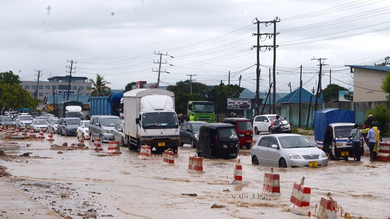 Foleni kubwa ya vyombo vya moto baada ya maji kutuama katika barabara ya Nyerere,  Vingunguti jijini Dar es Salaam kutokana na mvua kubwa iliyonyesha.  