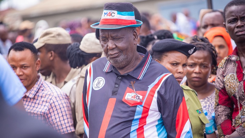 Wananchi mbalimbali walioudhuria shughuli ya kuagwa kwa miili tisa ya wanafunzi wa Shule ya Msingi Ghati Memorial na mmoja wa muokoaji.