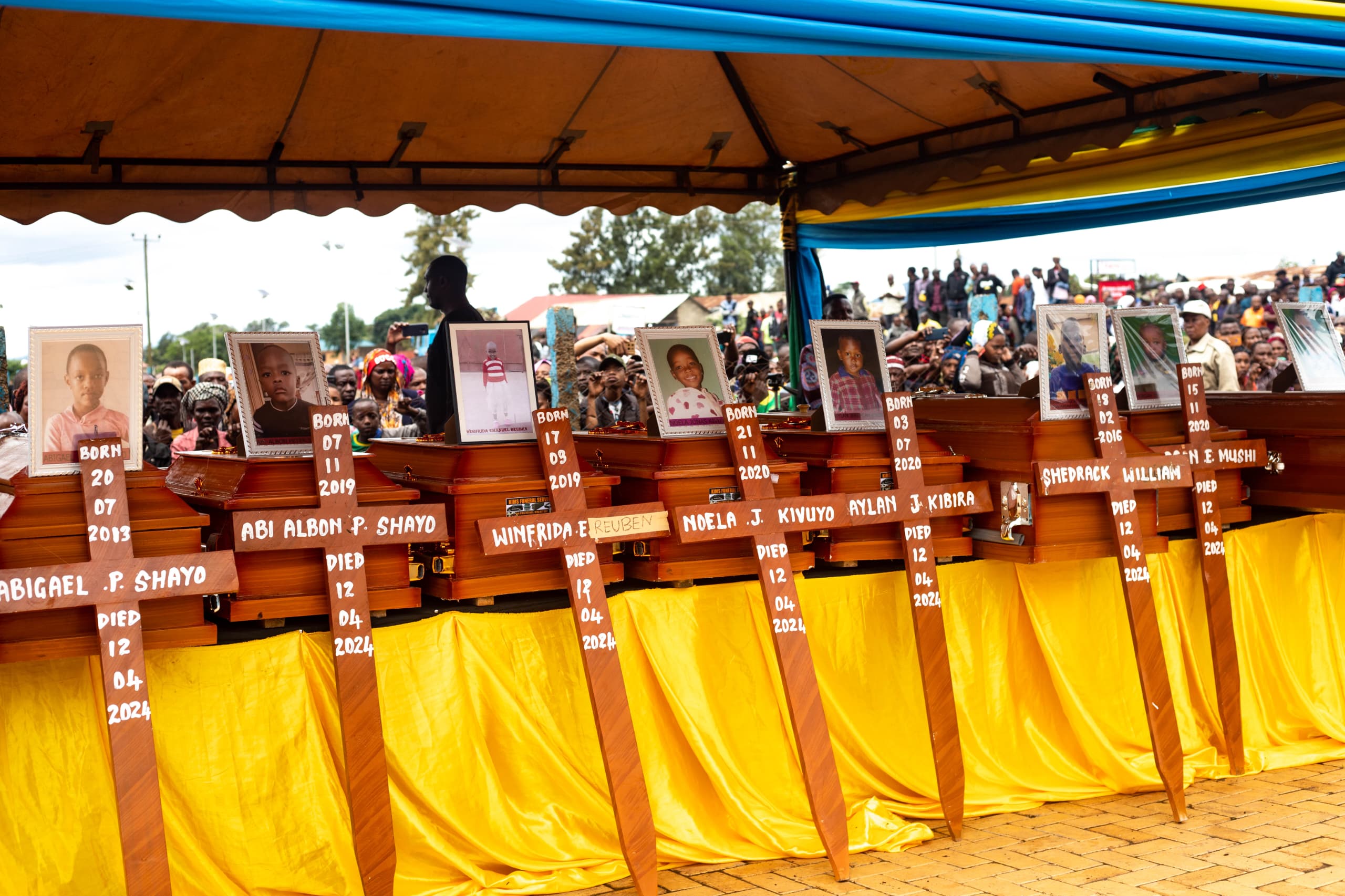 Majeneza yenye miili tisa ya wanafunzi tisa ya wanafunzi wa Shule ya Msingi Ghati Memorial na mmoja wa muokoaji.