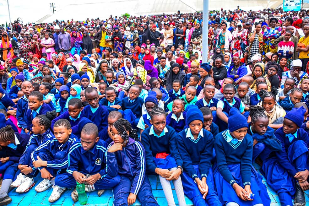 Wanafunzi walioudhuria shughuli ya kuagwa kwa miili tisa ya wanafunzi wenzao wa Shule ya Msingi Ghati Memorial na mmoja wa muokoaji.