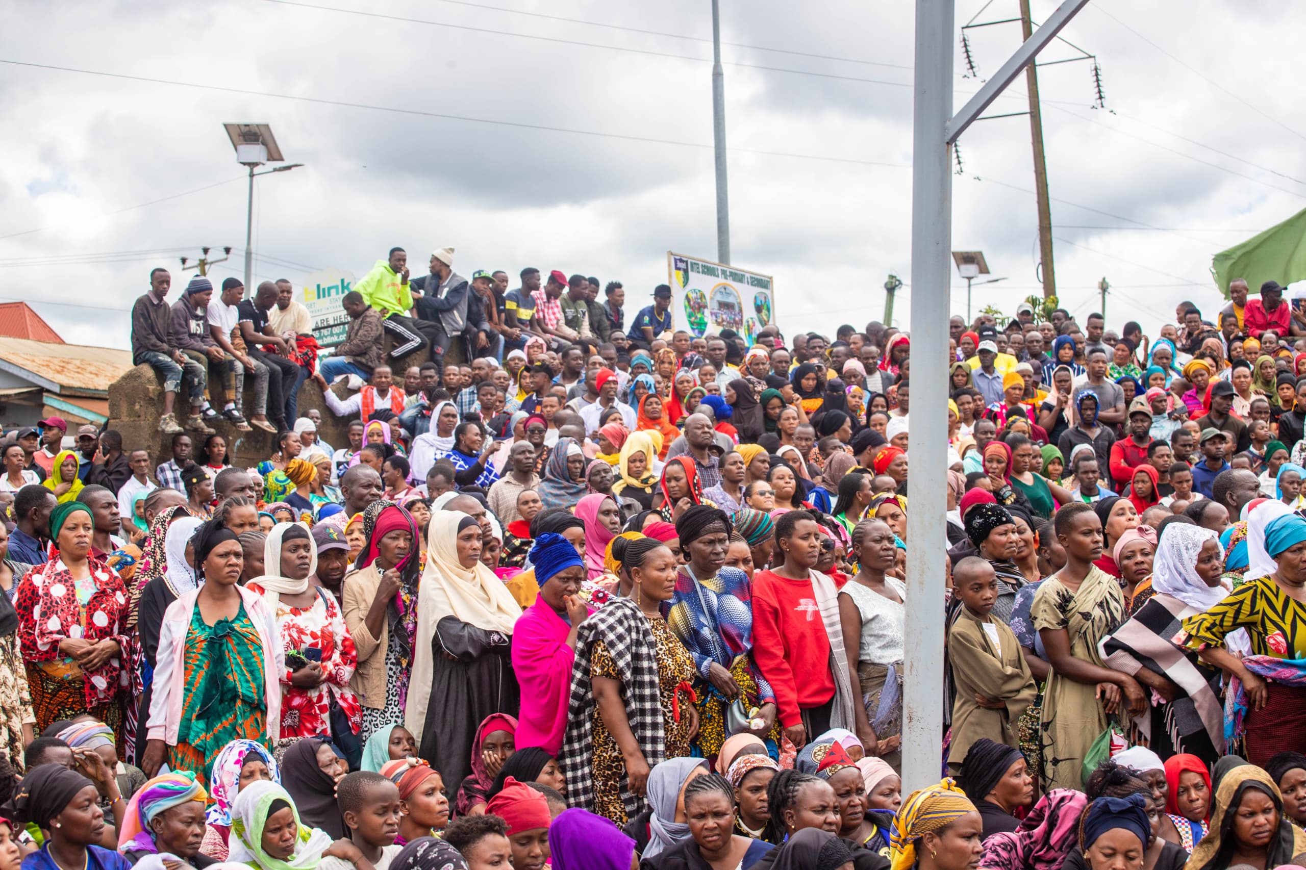 Wananchi walioudhuria shughuli ya kuagwa kwa miili tisa ya wanafunzi tisa ya wanafunzi wa Shule ya Msingi Ghati Memorial na mmoja wa muokoaji.