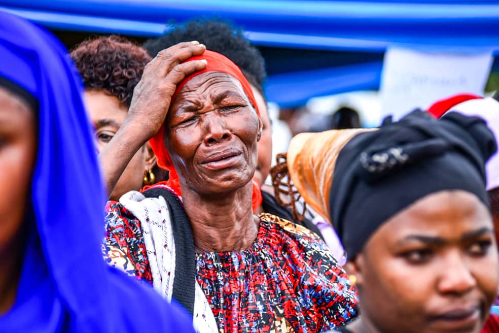 Wananchi walioudhuria shughuli ya kuagwa kwa miili tisa ya wanafunzi tisa ya wanafunzi wa Shule ya Msingi Ghati Memorial na mmoja wa muokoaji.