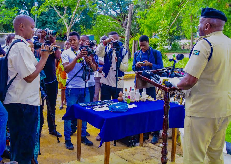 KAIMU Kamanda wa Jeshi la Polisi mkoani Shinyanga Kennedy Mgani akitoa taarifa kwa vyombo vya habari juu ya vitu vya wizi ambavyo wamevikamata.