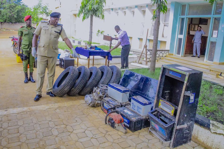 KAIMU Kamanda wa Jeshi la Polisi mkoani Shinyanga, Kennedy Mgani akionyesha vifaa vya wizi vilivyokamatwa katika operesheni ya wiki tatu