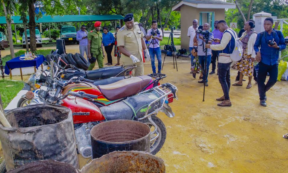 KAIMU Kamanda wa Jeshi la Polisi mkoani Shinyanga, Kennedy Mgani akionyesha pikipiki za wizi zilizokamatwa katika operesheni ya wiki tatu.