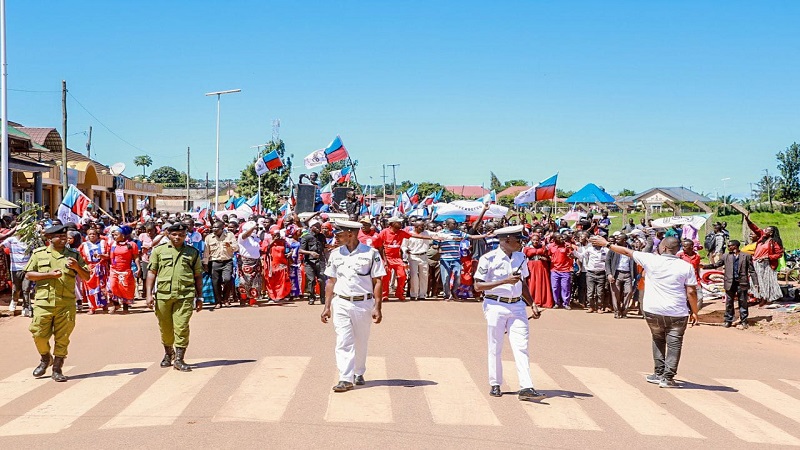 BAADHI ya viongozi wa Chama cha Demokrasia na Maendeleo (CHADEMA) Taifa na mkoa wa Kagera wakiongozwa na askari polisi katika maandamano ya amani katika Kata ya Kashai, Hamgembe, Bilele Rwamishenye, Manispaa ya Bukoba.