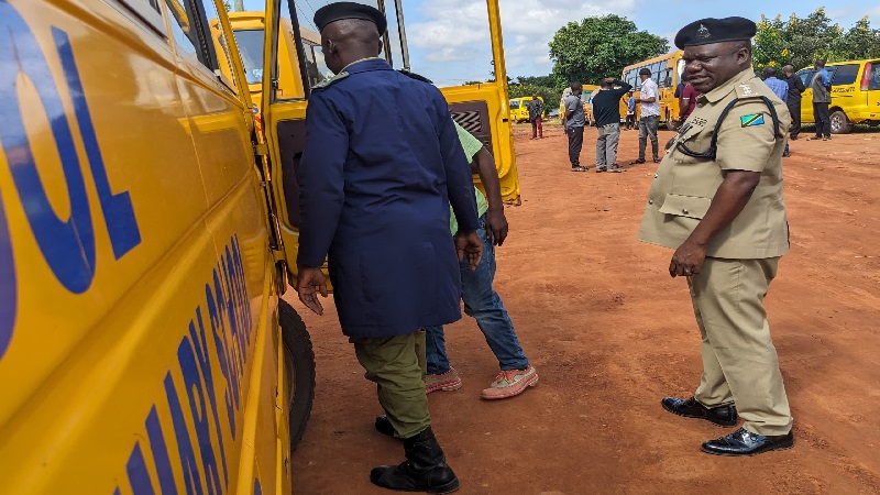 Mkuu wa Kikosi cha Usalama Barabarani mkoani Ruvuma, Mrakibu Msaidizi wa Polisi Issa Milanzi, akiwa na wakaguzi wa magari na watendaji wa kikosi hicho wakikagua magari maalumu ya kubebea wanafunzi mkoani Ruvuma. 