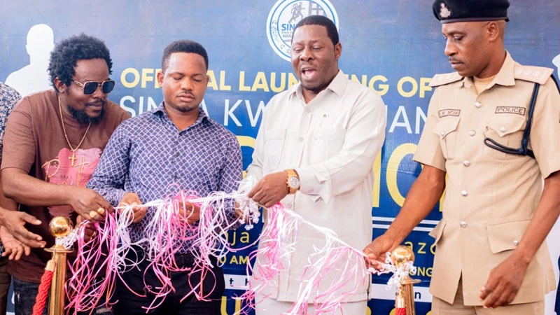 Kinondoni Municipal Mayor, Songoro Mnyonge (2nd R), launches the 2024 Sinza Kwa Wajanja Marathon in Dar es Salaam yesterday.