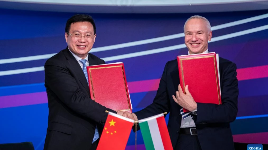 President of Xinhua News Agency Fu Hua and CEO of Hungary's ATV Media Group Tamas Kovacs jointly sign a memorandum of understanding (MoU), agreeing to strengthen cooperation at multiple levels and across broad fields including exchanges of news
