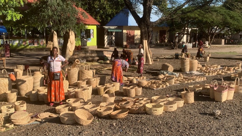 Baadhi ya wanawake wajasiriamali wilayani Babati wakiuza vikapu vya utamaduni walivyotengeneza kwa kuwezeshwa na Mradi wa USAID Tuhifadhi Maliasili ili kuachana na shughuli za uharibifu wa mazingira, wakiwa kando ya barabara kuu Arusha.