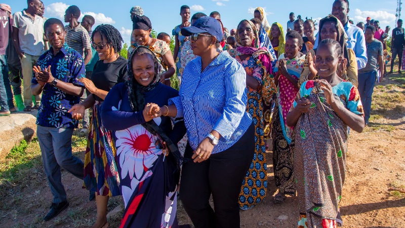 Mkuu wa Wilaya ya Kahama Mboni Mhita akifurajia na wananchi baada ya kusainiwa kwa mkataba wa ujenzi wa kupeka maji ya ziwa Victoria kwa wakazi wa mtaa wa mtakuja kata ya Nyahanga Manispaa ya Kahama.