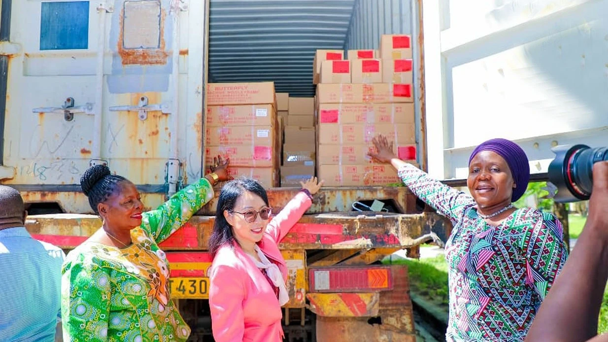 
Balozi wa China nchini, Chen Mingjian kulia na Waziri wa Maendeleo ya Jamii, Jinsia, Wanawake na Makundi Maalum, Dk. Dorothy Gwajima, wakimkabidhi Mwenyekiti wa UWT Taifa, Mary Chatanda, moja ya cherehani hizo. 
