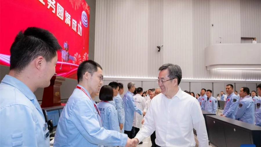 Chinese Vice Premier Ding Xuexiang, also a member of the Standing Committee of the Political Bureau of the Communist Party of China Central Committee, observes the landing and recovery of the Chang'e-6 returner at the Beijing Aerospace Control Center.