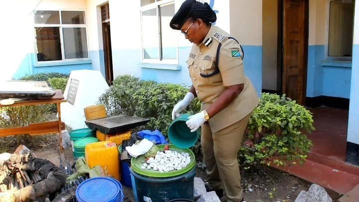 Kamanda wa Jeshi la Polisi Mkoa wa Katavi, Kaster Ngonyani, akionyesha baadhi ya vifaa vinavyodhaniwa kuwa vya wizi.