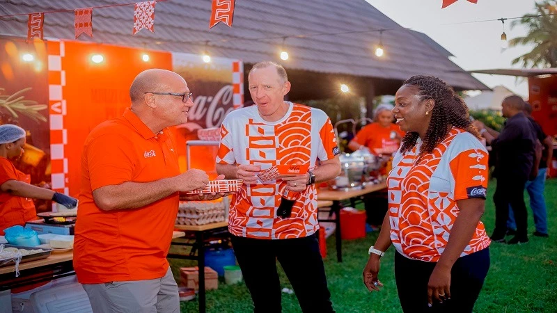 Coca-Cola Kwanza managing director Jonathan Jooste (C) shares a light moment with members of the Coca-Cola Tanzania staff at the launch of a Coca-Cola Food Festival meant as a tribute to Tanzania’s diverse and rich culinary heritage. 