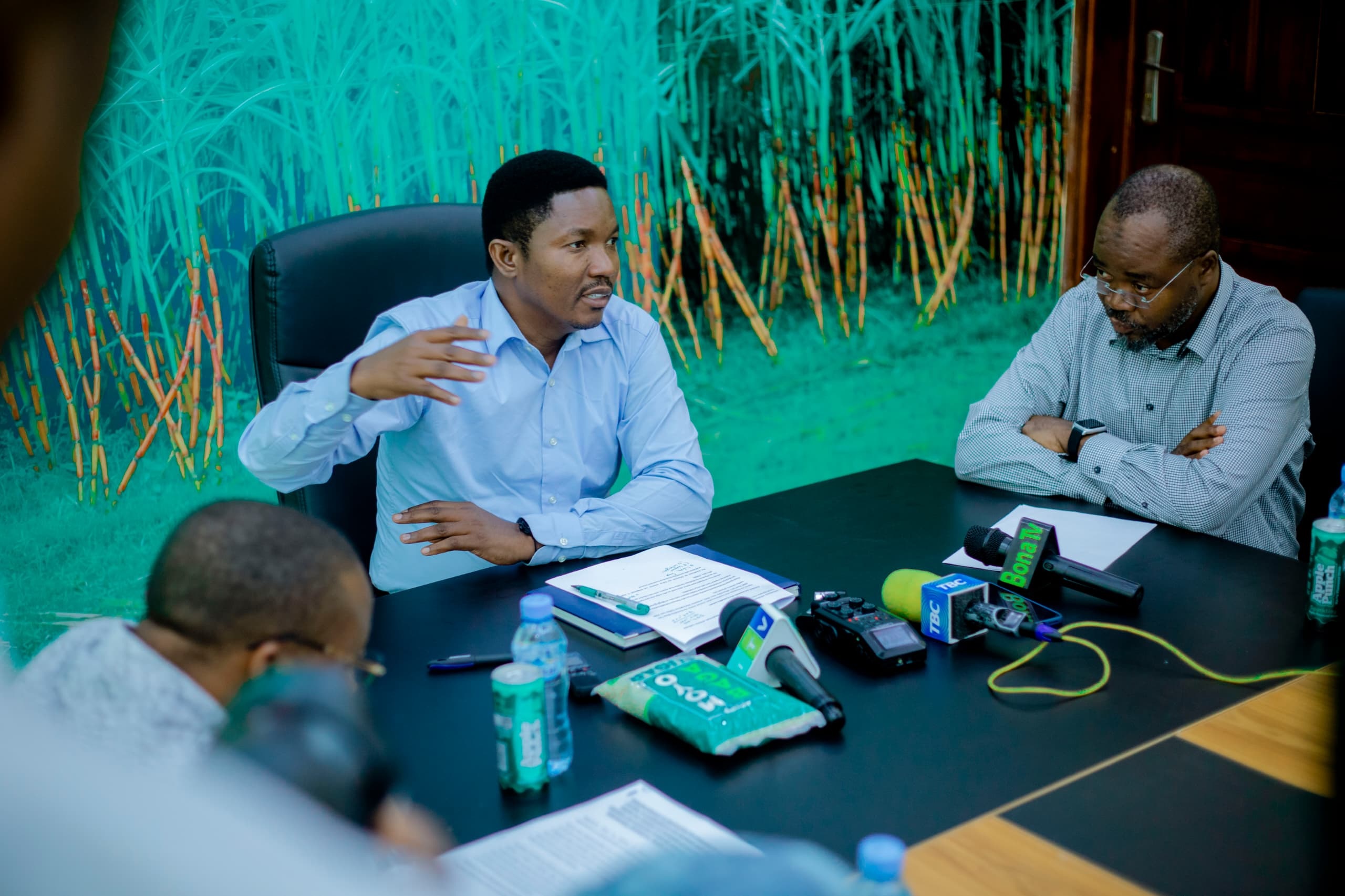 Industry and Trade minister Dr Selemani Jafo (gesturing) holds talks with officials of Bagamoyo Sugar Factory at the facility’s premises at Makurunge in Bagamoyo District at the weekend. 