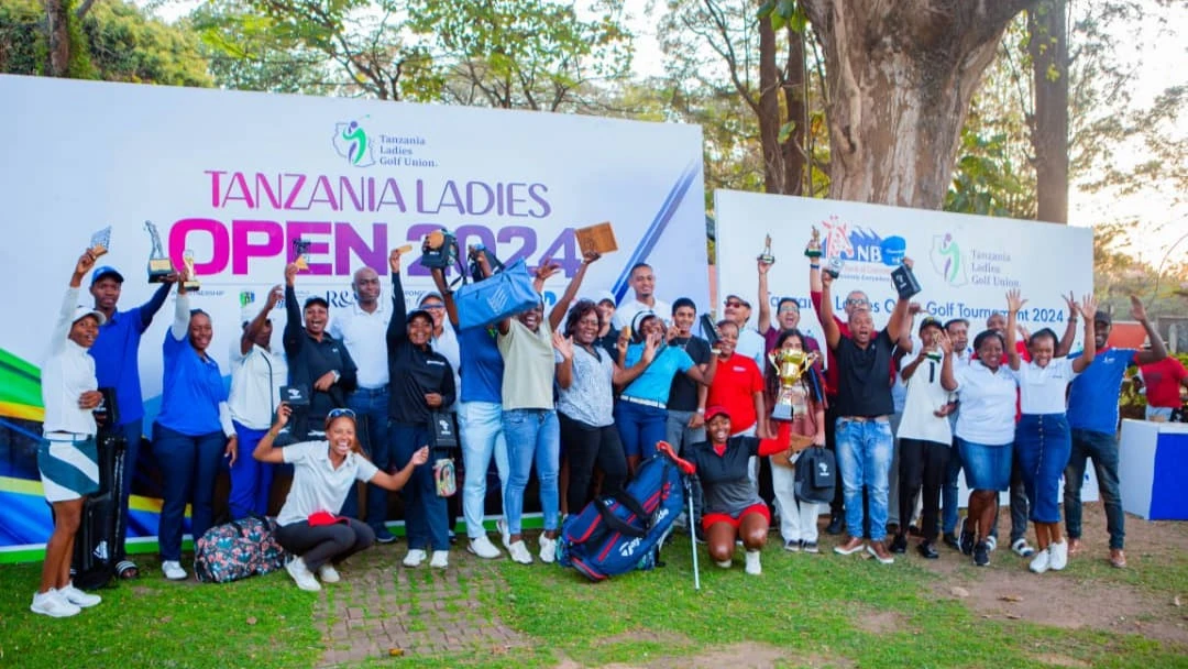 Wadau mbalimbali wa mchezo wa gofu wakiwemo washindi wa mashindano ya gofu ya Tanzania Ladies Open Golf Tournament wakijipongeza na zawadi zao wakati wa hafla fupi ya kuhitimishwa kwa mashindano hayo ya siku tatu yaliyohitimiswa mwishoni mwa wiki.