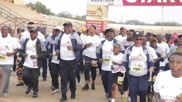 Mkuu wa Mkoa wa Shinyanga Anamringi Macha (watatu kutoka kushoto) akiongoza mbio za Shycom Alumni Marathon.