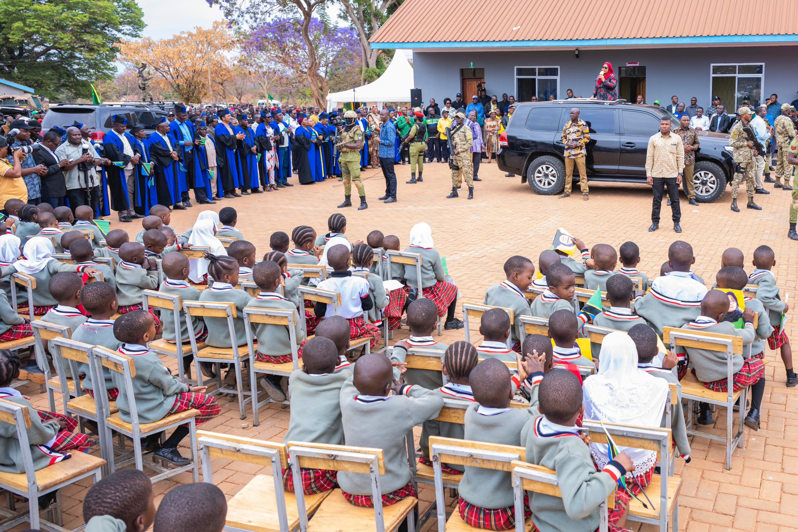 Rais Dk. Samia Suluhu Hassan katika matukio tofauti tofauti alipoweka Jiwe la Msingi kwenye Uzinduzi wa Shule ya Msingi ya Mchepuo wa Kiingereza ya Chief Zulu mkoani Ruvuma ambayo ujenzi wake umegharimu zaidi ya Shilingi milioni 600.