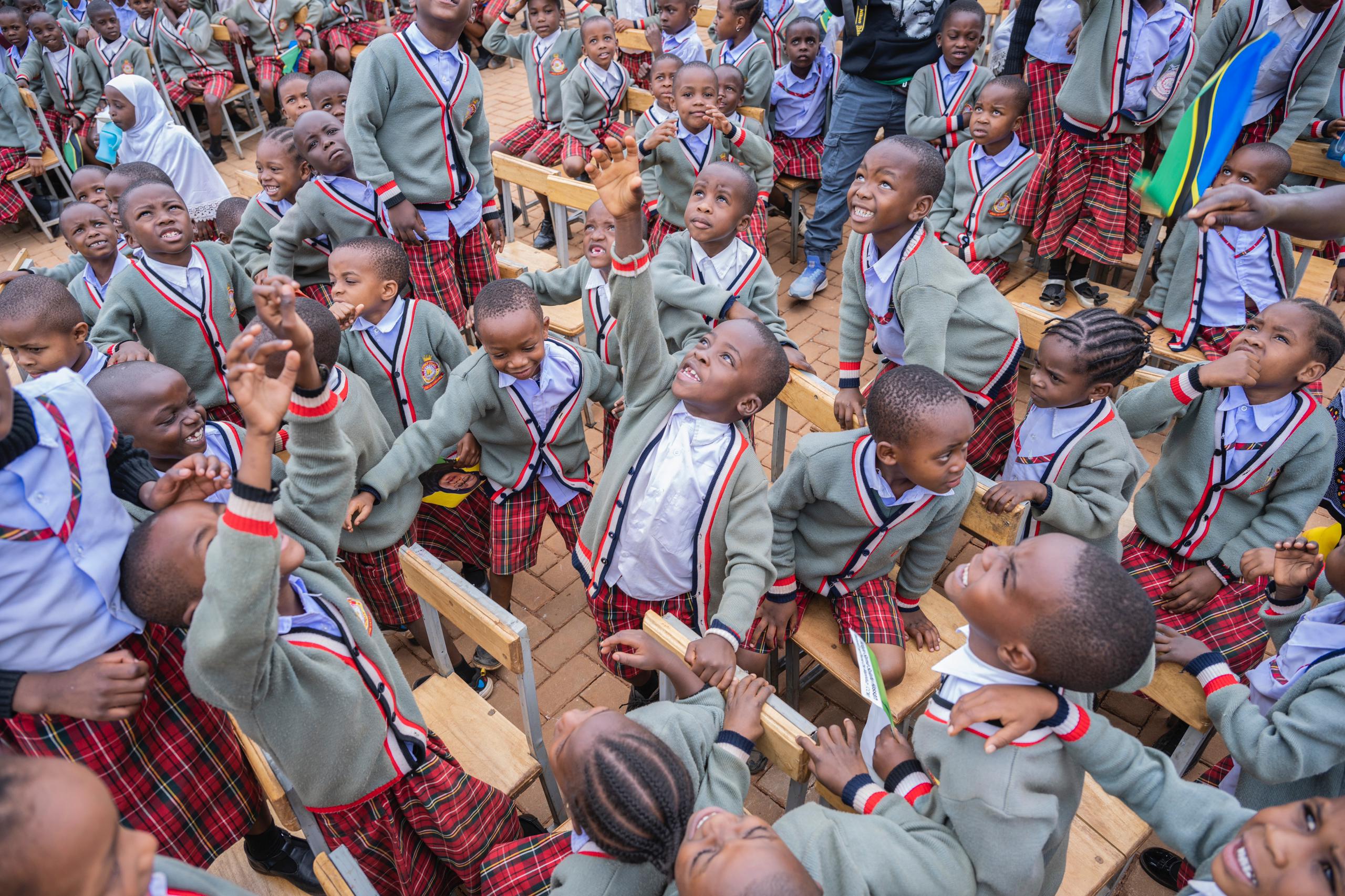 Rais Dk. Samia Suluhu Hassan katika matukio tofauti tofauti alipoweka Jiwe la Msingi kwenye Uzinduzi wa Shule ya Msingi ya Mchepuo wa Kiingereza ya Chief Zulu mkoani Ruvuma ambayo ujenzi wake umegharimu zaidi ya Shilingi milioni 600.