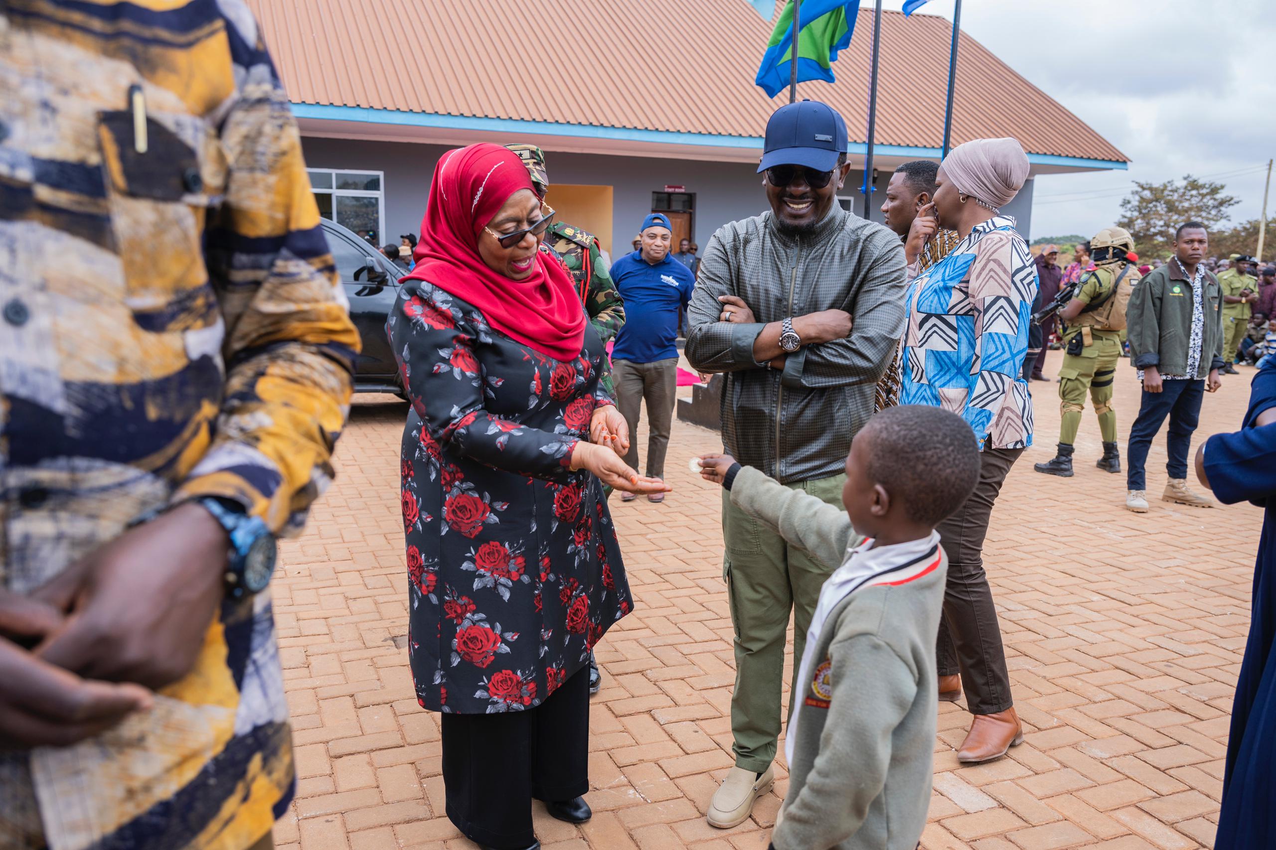 Rais Dk. Samia Suluhu Hassan katika matukio tofauti tofauti alipoweka Jiwe la Msingi kwenye Uzinduzi wa Shule ya Msingi ya Mchepuo wa Kiingereza ya Chief Zulu mkoani Ruvuma ambayo ujenzi wake umegharimu zaidi ya Shilingi milioni 600.