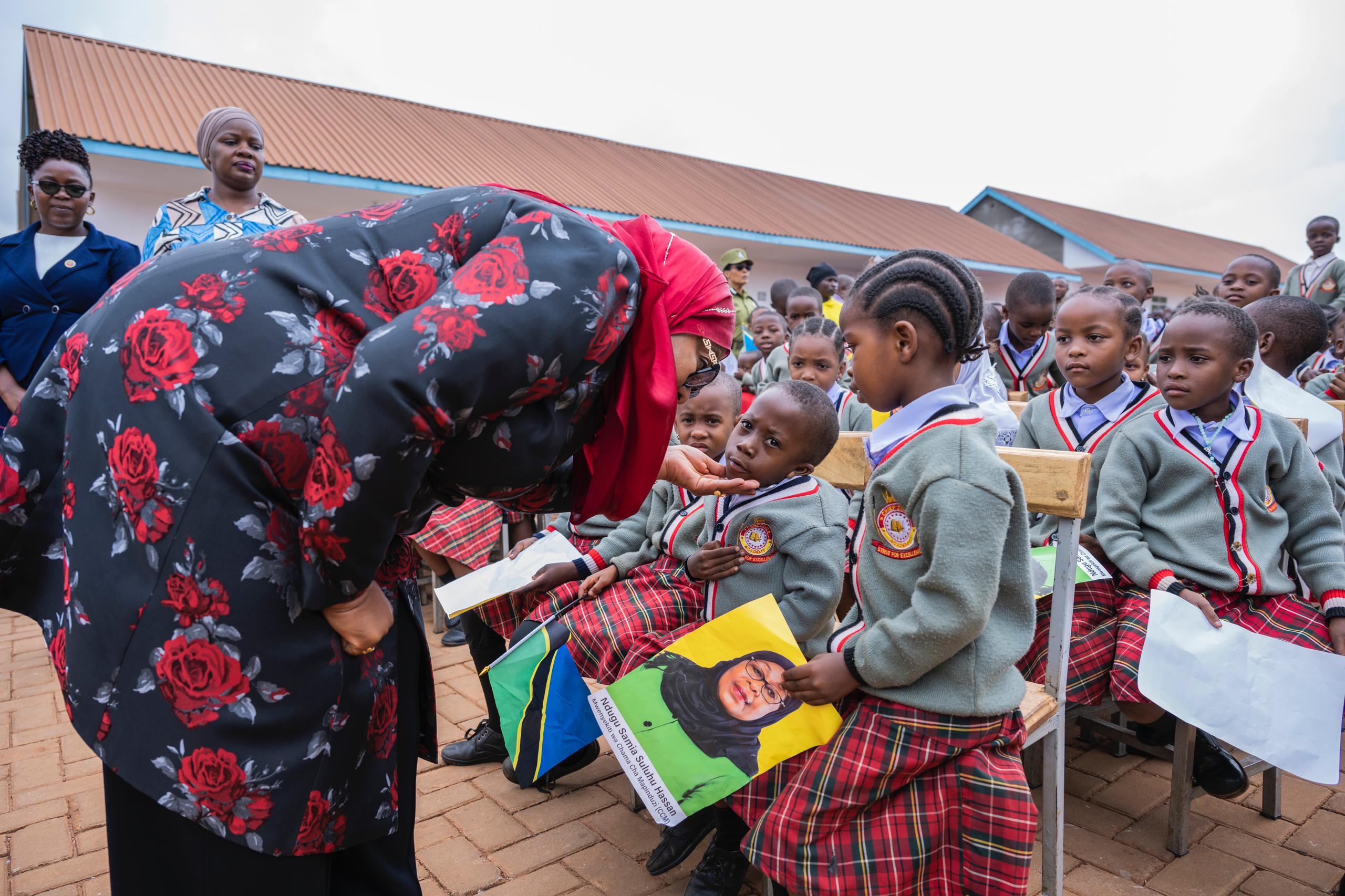 Rais Dk. Samia Suluhu Hassan katika matukio tofauti tofauti alipoweka Jiwe la Msingi kwenye Uzinduzi wa Shule ya Msingi ya Mchepuo wa Kiingereza ya Chief Zulu mkoani Ruvuma ambayo ujenzi wake umegharimu zaidi ya Shilingi milioni 600.