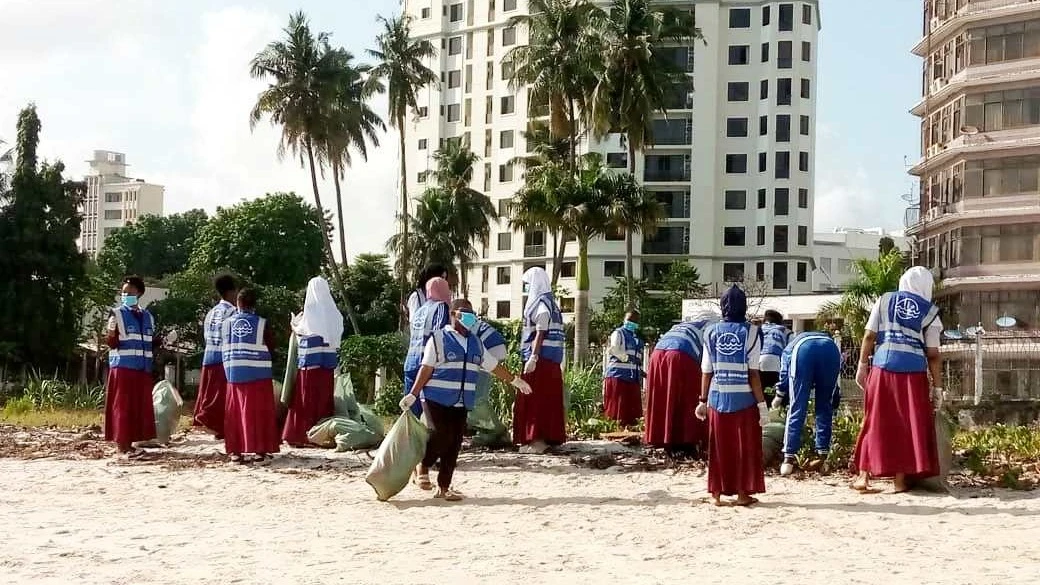 Wanafunzi wa Shule ya Sekondari Kisutu, wakifanya usafi katika ufukwe wa Bahari ya Hindi, eneo la daraja la Selander kwa kushirikiana na taasisi ya Sanamare, jijini Dar es Salaam jana.