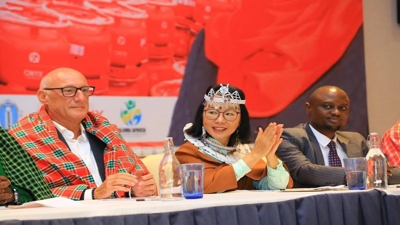 China’s Ambassador to Tanzania, Chen Mingjian (C) applauds in Arusha on Monday during the Chinese Embassy’s presentation of 800 Oryx gas stoves to school teachers, journalists and government drivers based in the city. 