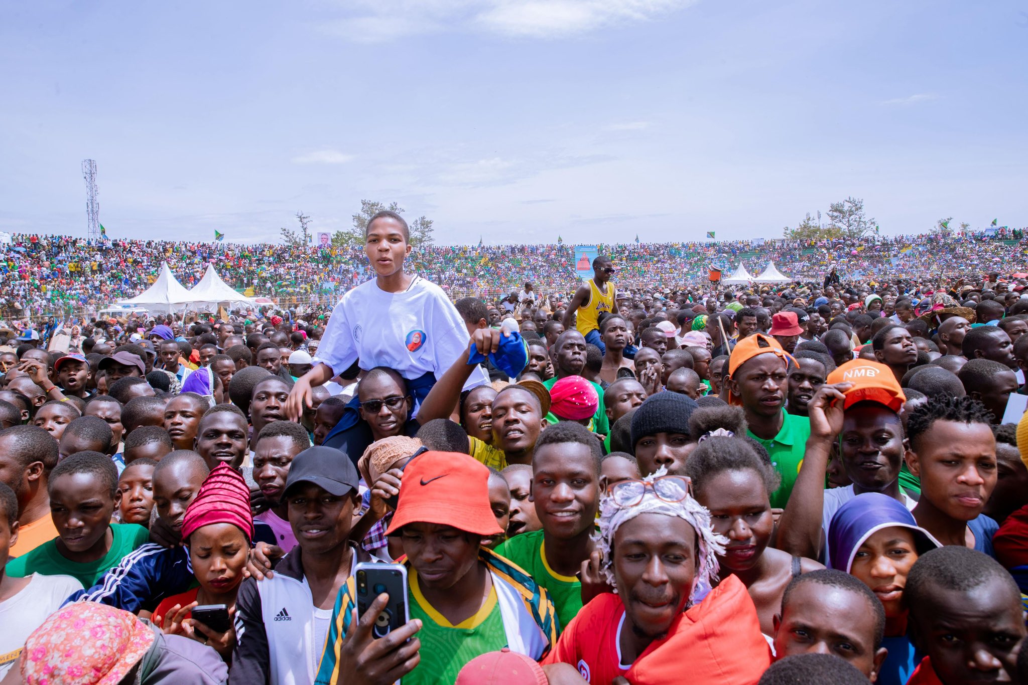 Wananchi mbalimbali waliojitokeza kuhitimisha  Kilele cha Mbio za Mwenge ambazo kitaifa zimefanyika Jijini Mwanza katika Uwanja wa CCM Kirumba tarehe 14 Oktoba, 2024.