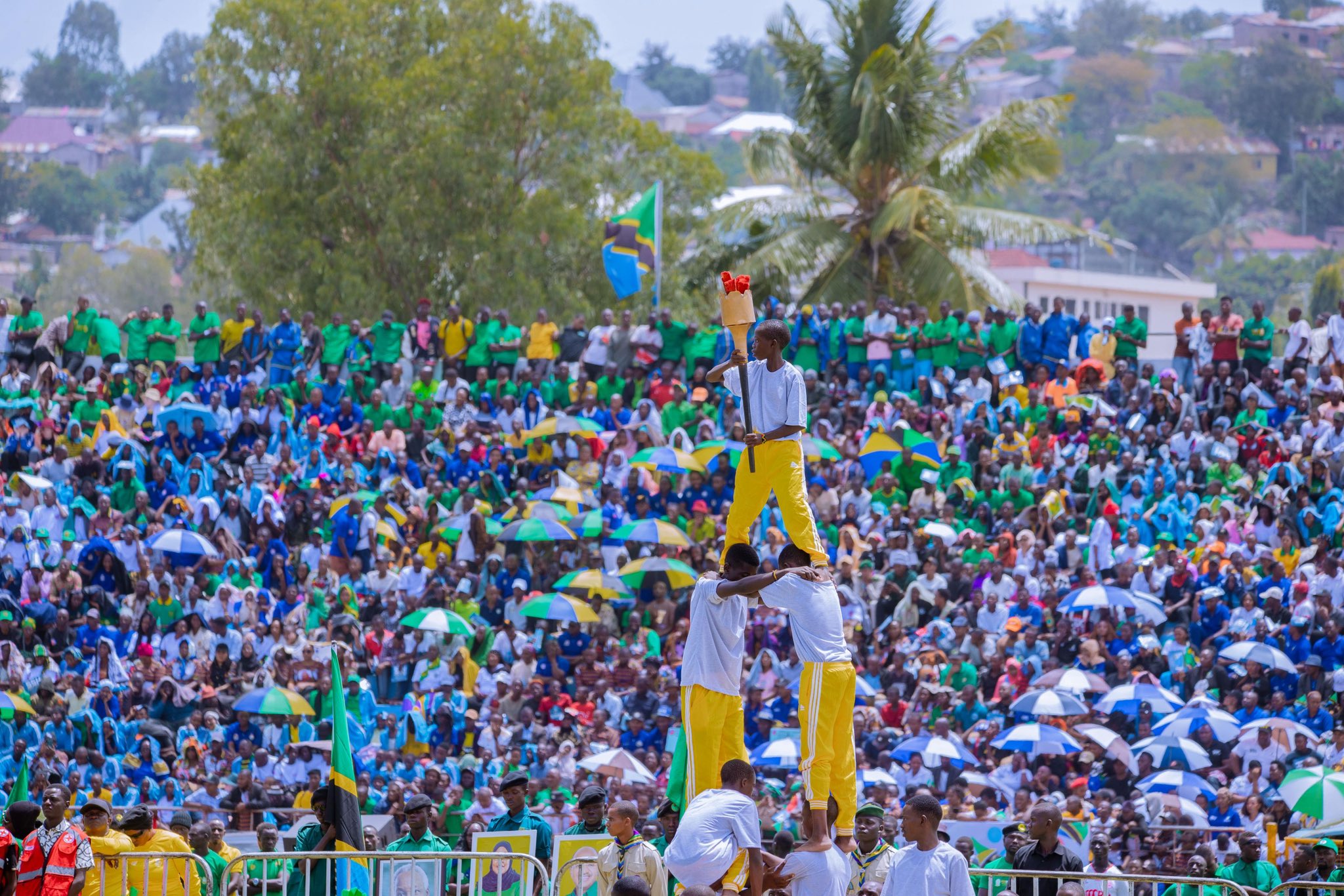 Wananchi mbalimbali waliojitokeza kuhitimisha  Kilele cha Mbio za Mwenge ambazo kitaifa zimefanyika Jijini Mwanza katika Uwanja wa CCM Kirumba tarehe 14 Oktoba, 2024.