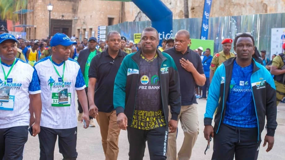 Makamu wa pili wa Rais wa Zanzibar, Hemed Suleima Abdulla (katikati) akishiriki matembezi ya kilometa tano kwenye mbio za kinataifa za Tigo- Zantel Marathon 2024 zilizofanyika leo visiwani Zanzibar.