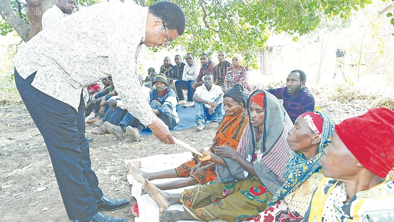 Waziri Mkuu, Kassim Majaliwa alipokabidhi fedha za rambirambi, kwa ndugu ya aliyeuawa na tembo wilayani Liwale, kijiji cha Nammaja wilayani Nachingwea, mnamo Julai 2022.