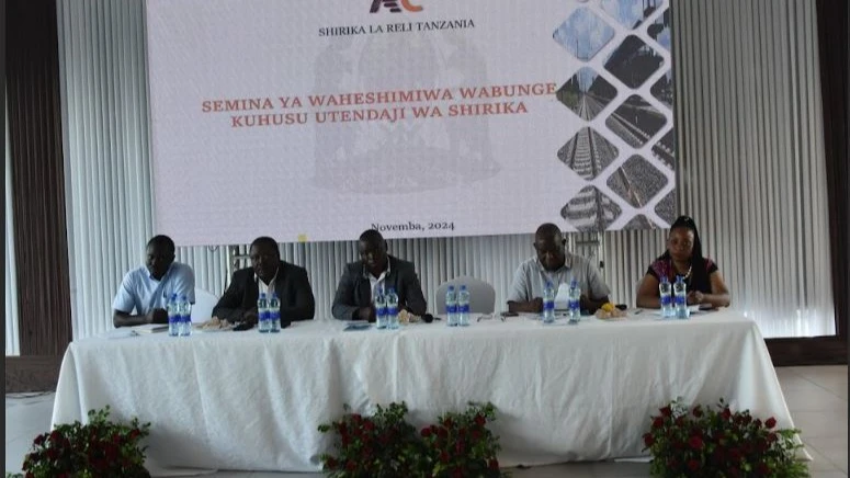 Oran Njeza (2 nd-L), Chairman of the Parliamentary Budget Committee, Selemani Kakoso (C), Chairman of the Parliamentary Infrastructure Committee, and Ludovick Nduhiye (2 nd-R), Deputy Permanent Secretary of the Ministry for Transport, Ludovick Nduhiye.