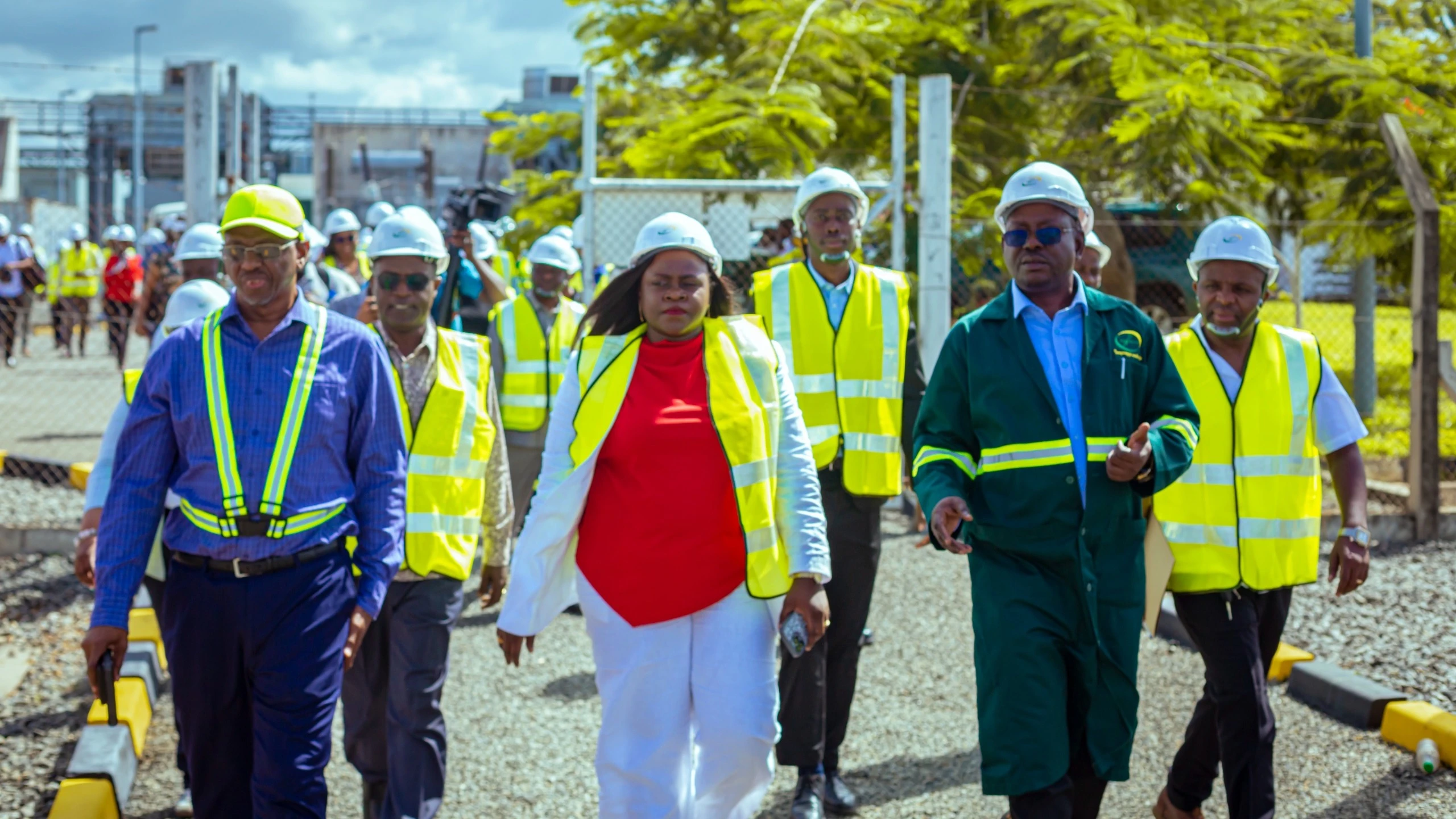 Naibu Waziri wa Nishati, Judith Kapinga, akitembelea Mradi wa Umeme Kinyerezi, akiwa na Mkurugenzi Mtendaji wa TANESCO, Mhandisi Gissima Nyamo, na viongozi wengine wa TANESCO.