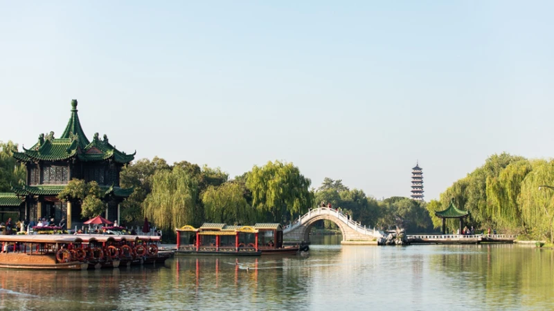 Slender West Lake Scenic Area in Yangzhou, Jiangsu Province.