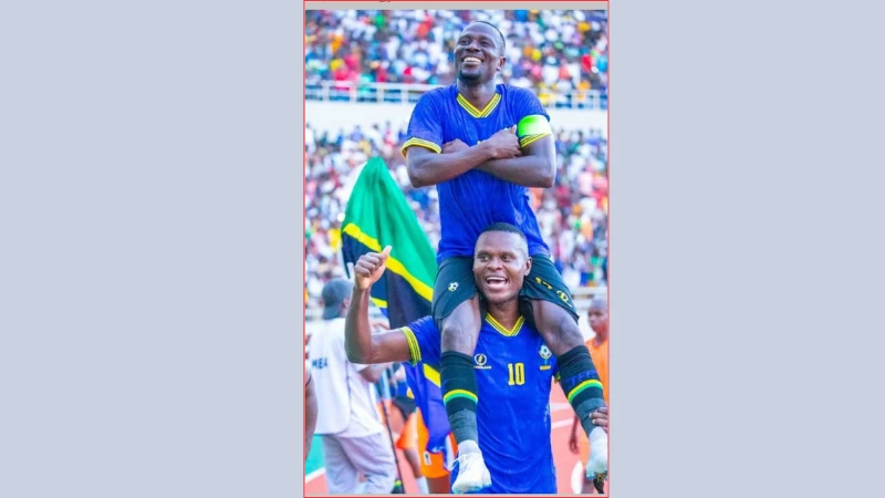 Mshambuliaji wa Taifa Stars, Mbwana Samatta, akimbeba mfungaji wa bao pekee, Simon Msuva, aliyeipeleka Tanzania Fainali za Mataifa ya Africa (AFCON) 2025, baada ya kuibuka na ushindi wa bao 1-0 dhidi ya Guinea kwenye mechi ya Kundi H.