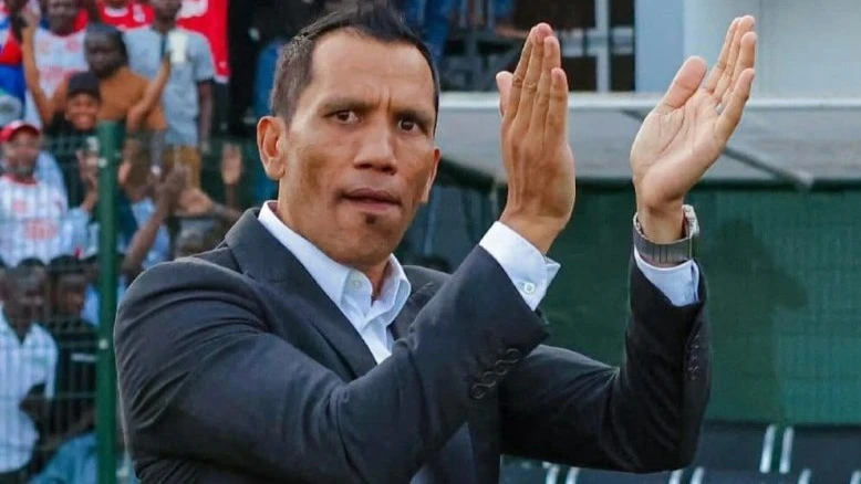 Kocha Mkuu wa Simba, Fadlu Davids.