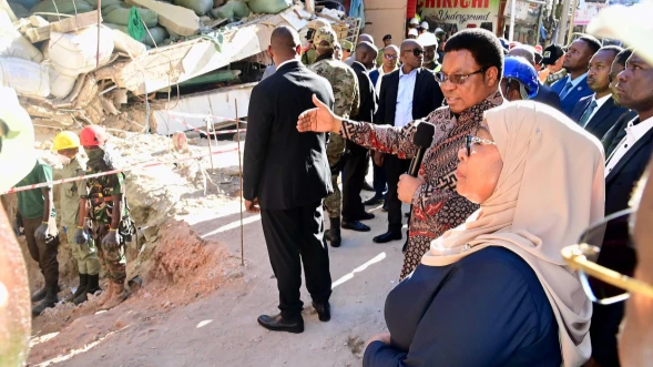 President Samia Suluhu Hassan receives listens to Prime Minister Kassim Majaliwa when visiting the site of the building collapse disaster at Kariakoo business zone in Ilala District, Dar es Salaam Region yesterday. 