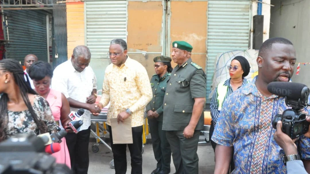 Kamishna wa TANAPA Musa Kuji (kulia) akimkabidhi Katibu Mkuu Jim Yonazi hundi ya milioni 20 kusaidia uokoaji wa janga la ghorofa lililoporomoka Kariakoo, Dar es Salaam. Kushoto ni Jenerali Mstaafu George Waitara. 