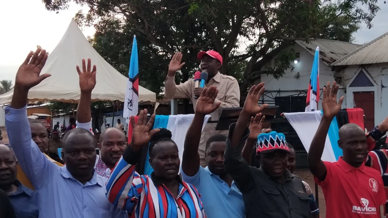 Naibu Katibu Mkuu wa Chadema visiwani Zanzibar, Salum Mwalimu, waliwalisha kiapo wagombea wa nafasi za wenyeviti na ujumbe wa mitaa kupitia Chadema katika mkutano wa hadhara uliofanyika mjini Mpanda mkoani Katavi.