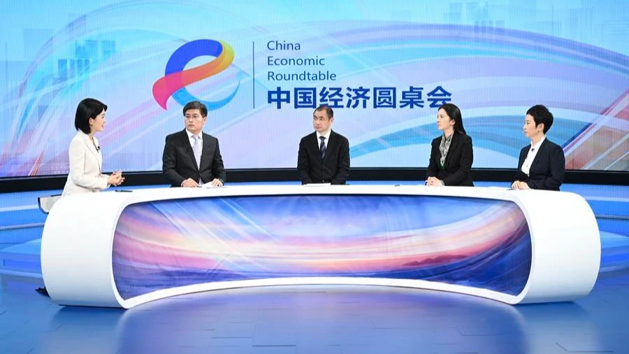 This photo shows the recording site of the 9th episode of the China Economic Roundtable. 