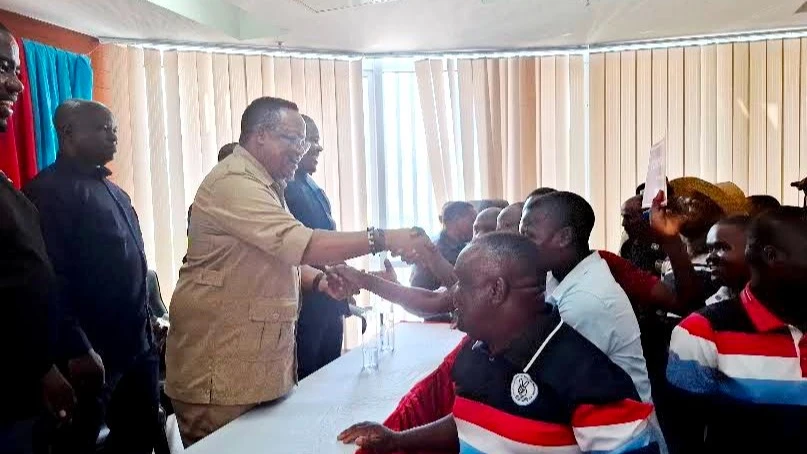 Makamu Mwenyekiti wa Chama cha Demokrasia na Maendeleo (CHADEMA), Tundu Lissu, akisalimiana na wanachama wa chama hicho, baada ya kuzungumza na waandishi wa habari, Dar es Salaam jana.