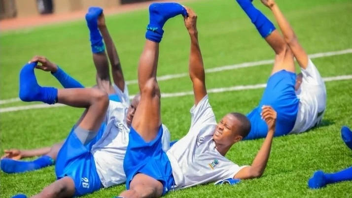 Wachezaji wa Timu ya Soka ya Taifa ya vijana wa umri chini ya miaka 17 (Serengeti Boys), wakifanya mazoezi ili kujiandaa na mechi ya kusaka tiketi ya kushiriki Fainali za Kombe la Mataifa ya Afrika (AFCON U-17), dhidi ya Kenya itakayochezwa leo 