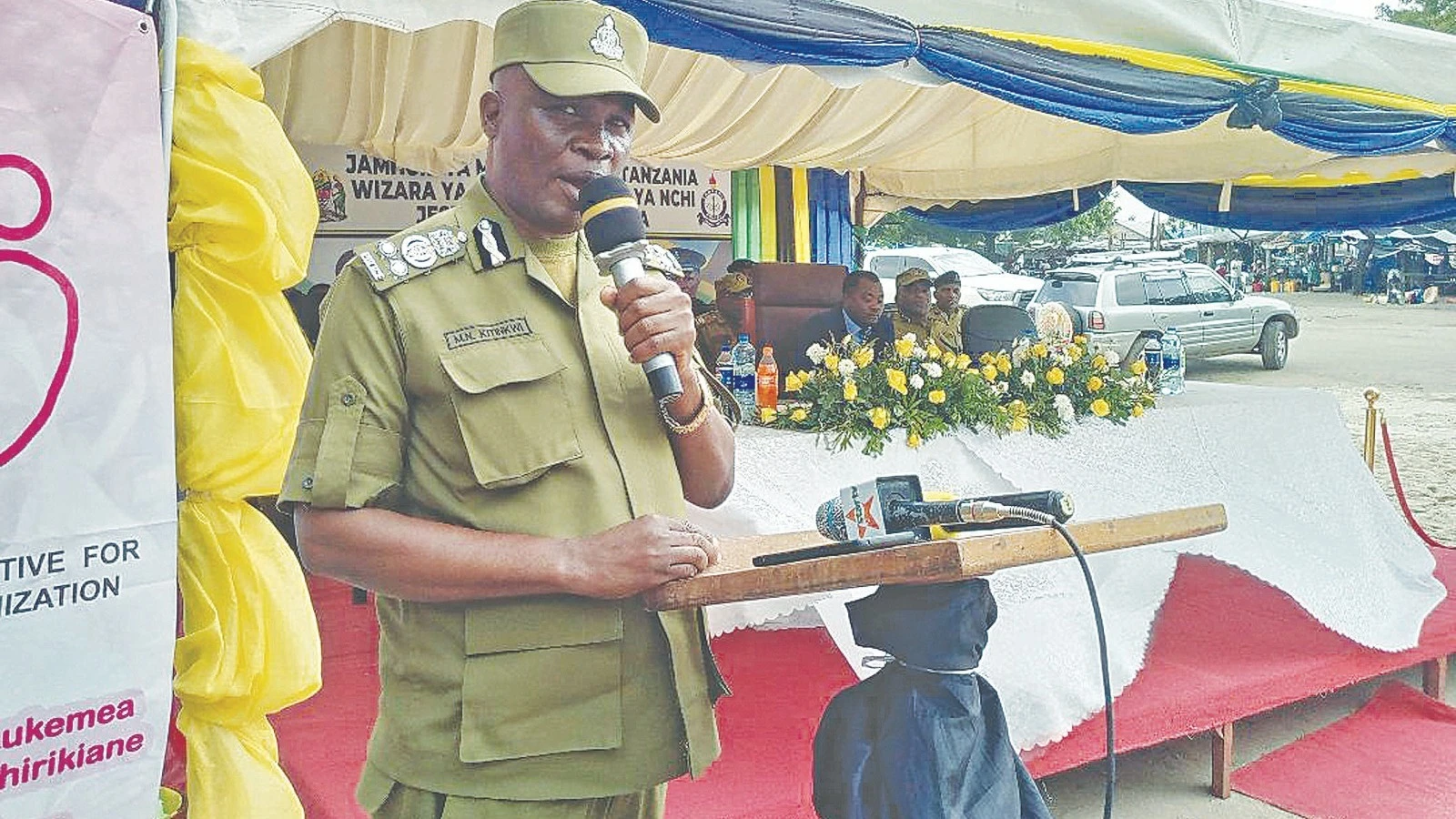 Kamanda wa Polisi wa Mkoa wa Kinondoni, Mtatiro Kitinkwi, akiwa katika tukio hilo. 

· 