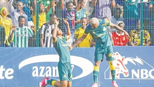 Mshambuliaji wa Yanga, Prince Dube (kushoto), akionesha ishara ya kumshukuru Mungu baada ya kufunga bao la kwanza msimu huu katika mechi ya Ligi Kuu Tanzania Bara dhidi ya Mashujaa FC iliyochezwa kwenye Uwanja wa KMC Complex, Dar es Salaam jana. 