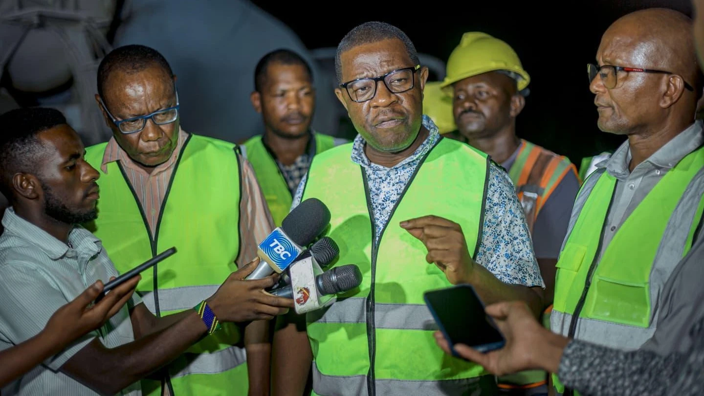 Abdallah Ulega, Minister of Works, briefing the press after he inspected the progress of the construction project for the third phase of the Bus Rapid Transit (BRT) from Azikiwe Street at the Old Post Office to Gongolamoto.