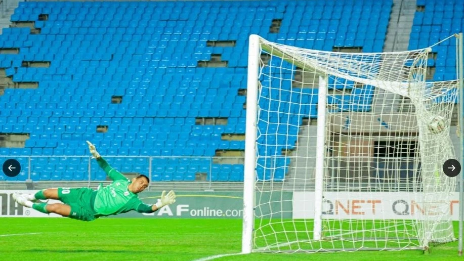 CS Sfaxien goalkeeper Aymen Dahmen pictured on Sunday failing to stop a shot from Simba’s Jean Charles Ahoua (not in picture) during their CAF Confederation Cup Group A match at the Olympique Hammadi Agrebi Stadium in Tunis, Tunisia.