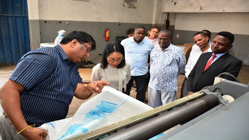 6.	TGL Printing Manager Balasubramanian Venkadachalam (L) shows Ambassador Chen newspaper printing processes.