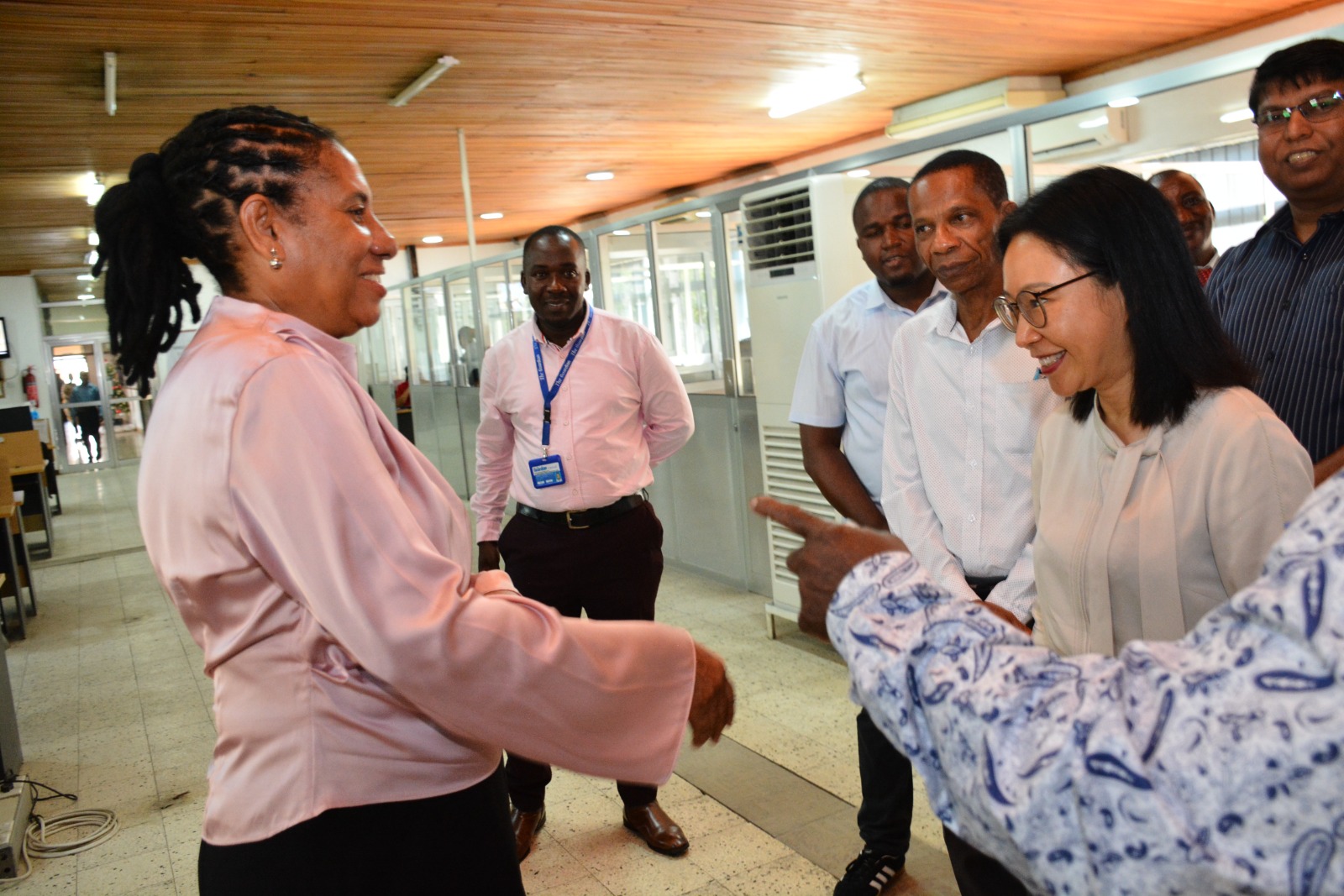 Mhariri Mtendaji wa gazeti Nipashe, Beatrice Bandawe, akitambulishwa kwa Balozi wa China nchini, Chen Mingjian.