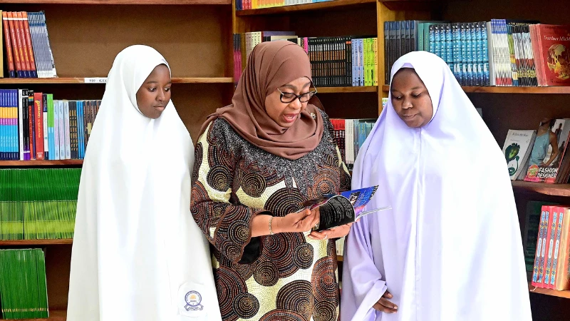 Rais Samia Suluhu Hassan akizungumza na wanafunzi wa Shule ya Sekondari Misufini iliyoko Bumbwini, Zanzibar baada ya kuifunguza jana, ikiwa ni sehemu ya maadhimisho ya Miaka 61 ya Mapinduzi ya Zanzibar. 

